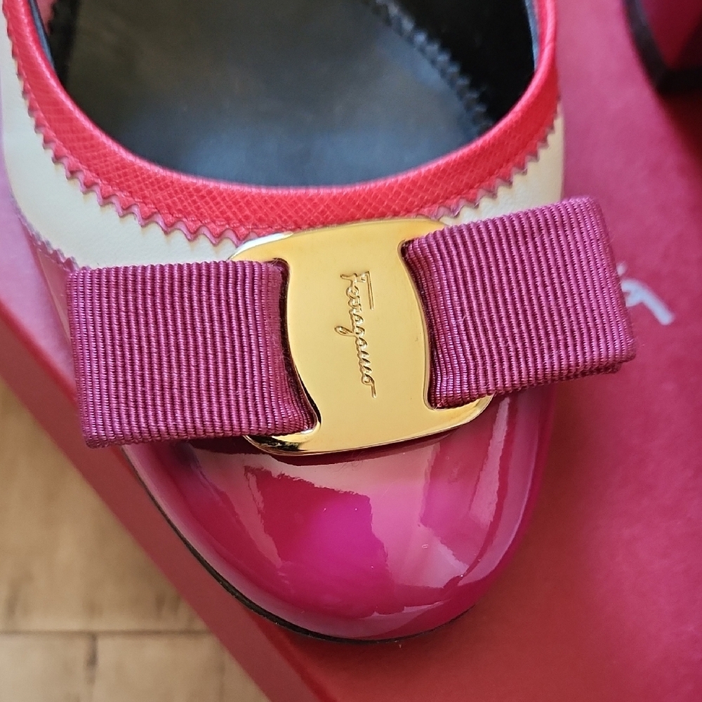 Salvatore Ferragamo Women's Red and Cream Bow Flats - Picture 2 of 7